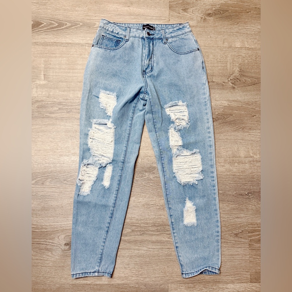 •PRETTYLITTLETHING• DISTRESSED JEANS
